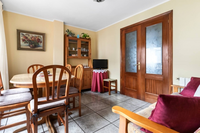 Sala amplia con mesa 