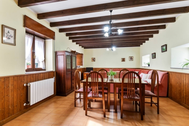 Sala de estar con mesa