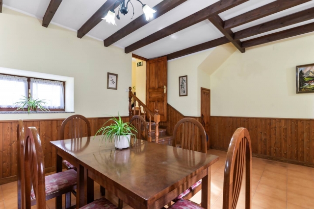 Sala de estar con una mesa