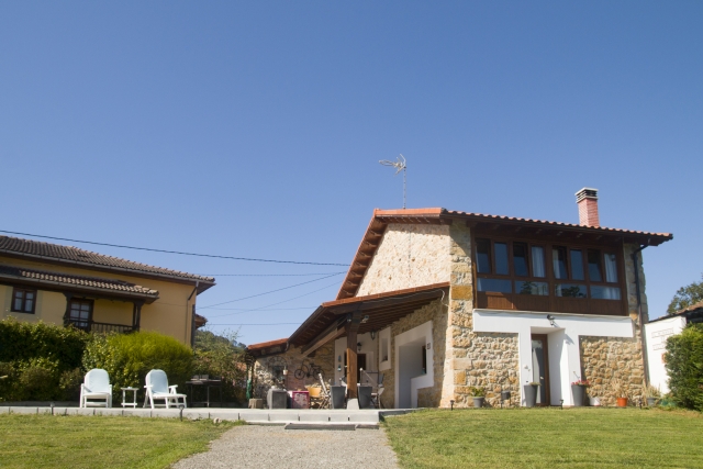 la casa porche y jardin