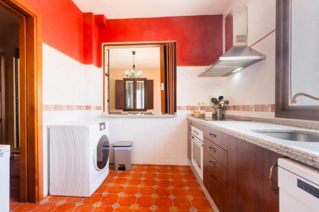 Cocina con lavadora y office