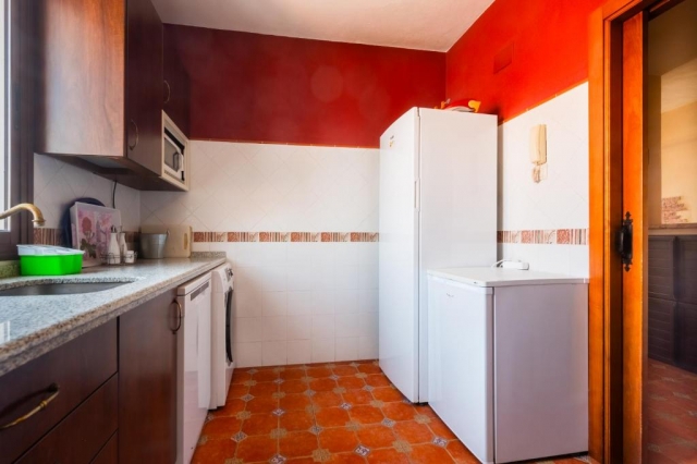 Cocina con nevera 