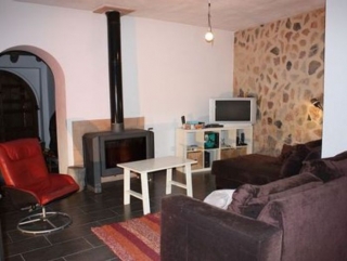 Sala de estar con la chimenea en la esquina