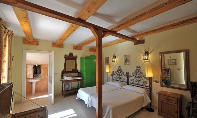 Amplio dormitorio con vigas de madera