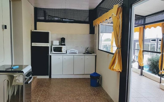 Cocina con electrodomesticos y menaje
