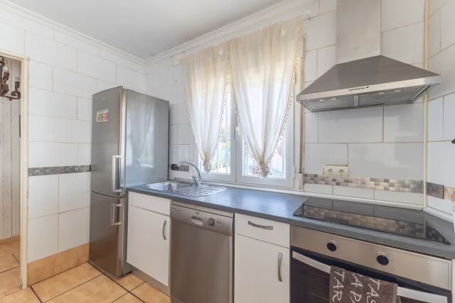 Cocina con ventana y vistas