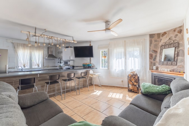 Sala amplia con chimenea