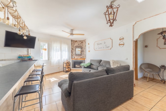 Sala amplia con la chimenea