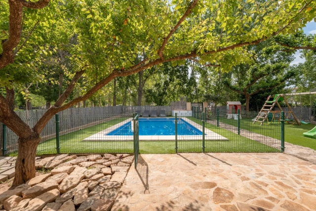 Jardin y piscina