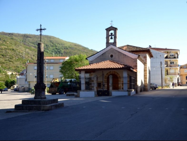 Zona centro con la iglesia de Navaconcejo