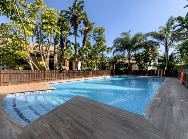 Amplia piscina del complejo