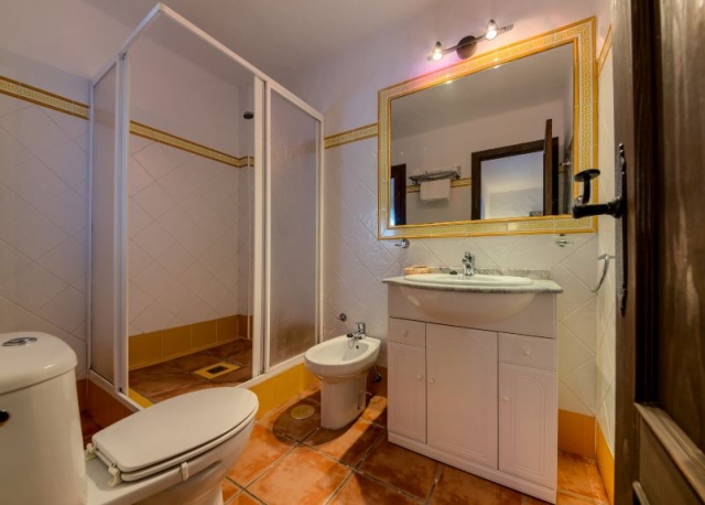 Aseo de la casa con ducha y lavabo