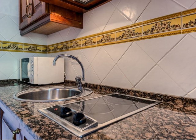 Cocina con azulejos en blanco y amarillo