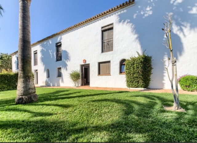 Vistas de la fachada en color blanco