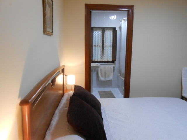 Dormitorio de matrimonio con su aseo