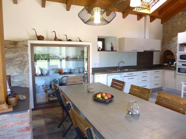 Cocina con mesa y sillas