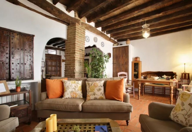 Sala de estar con zonas de comedor y mesa