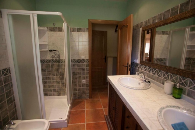 Aseo de la casa con espejo y dos lavabos