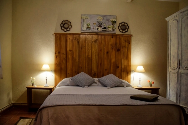 Dormitorio de matrimonio con armario al lado