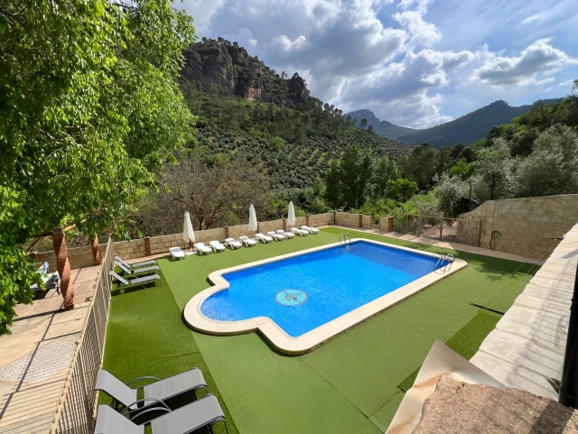 Amplia piscina con hamacas