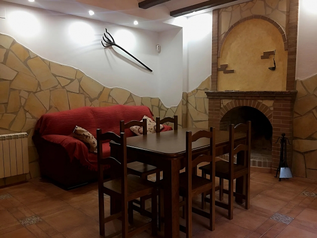 Sala amplia con mesa