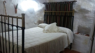 Dormitorio con colcha en blanco