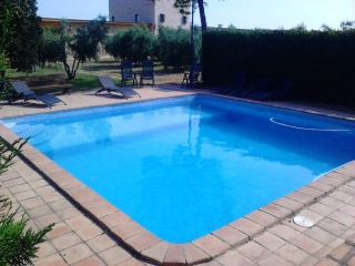 Amplia piscina en los exteriores de la casa