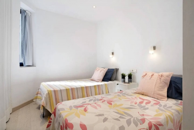 Dormitorio doble con cojines
