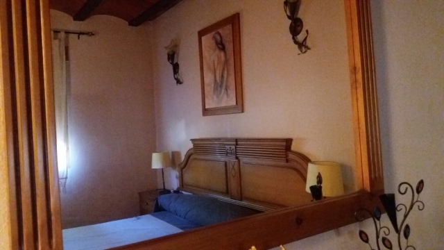 Dormitorio de matrimonio y espejo