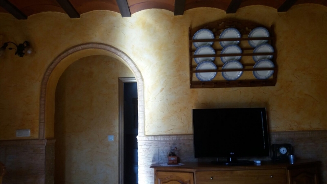 Sala de estar con la tele de plasma