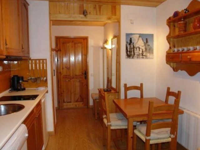 Cocina de la casa con mesa de comedor