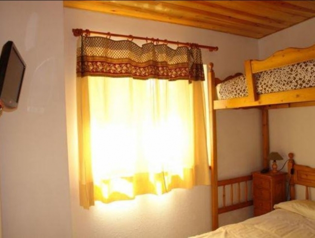 Dormitorio de la casa con litera