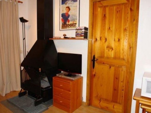 Sala de estar y una chimenea en forja negra