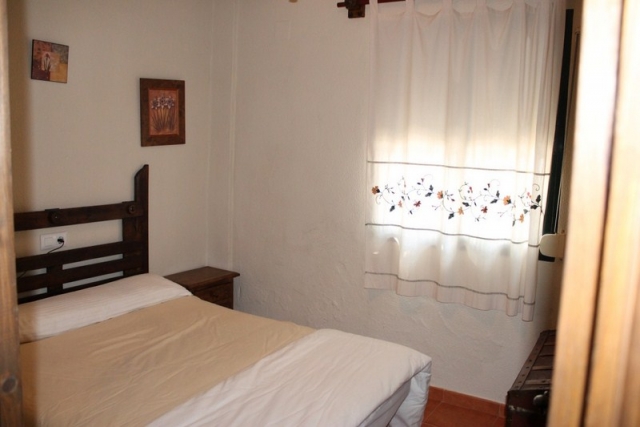 Dormitorio de matrimonio con ventana