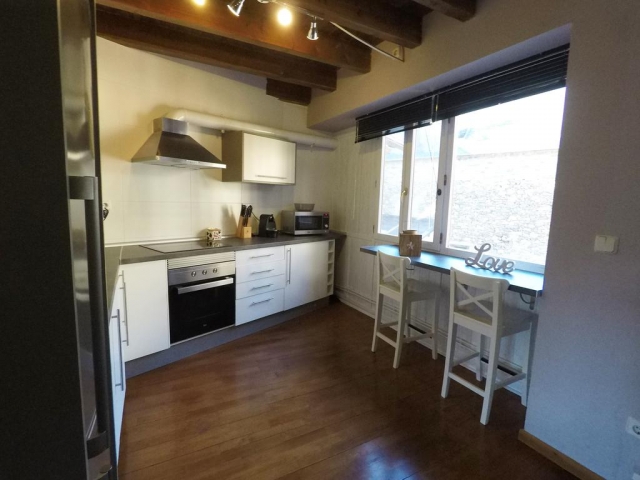 Cocina con armarios blancos y barra office