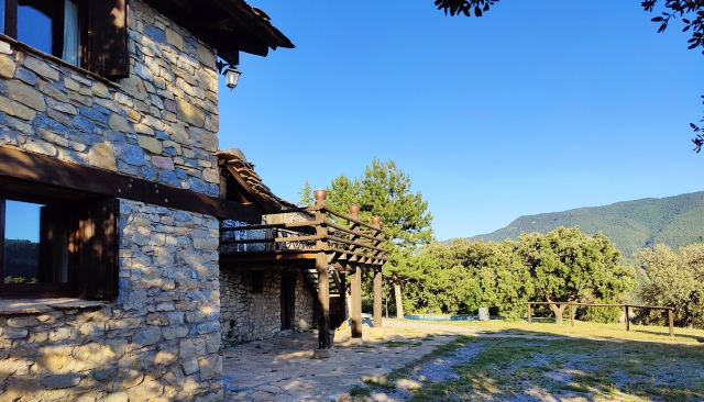 Fachada y zonas verdes