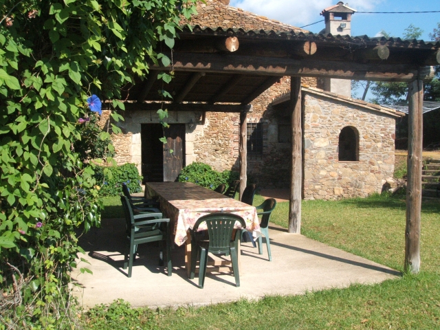 Terraza cubierta y barbacoa