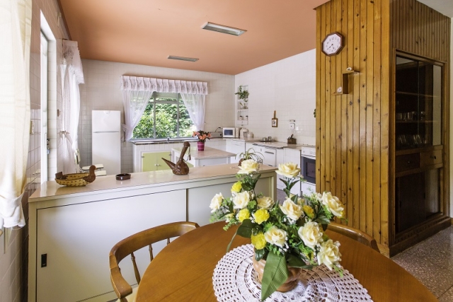 Cocina de la casa con mesa y flores