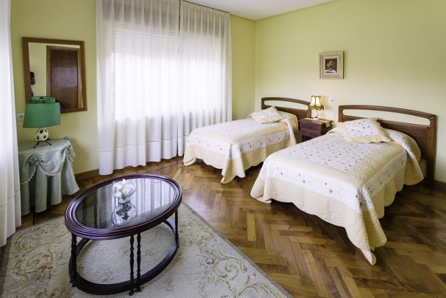 Dormitorio doble de la casa con estructura en madera