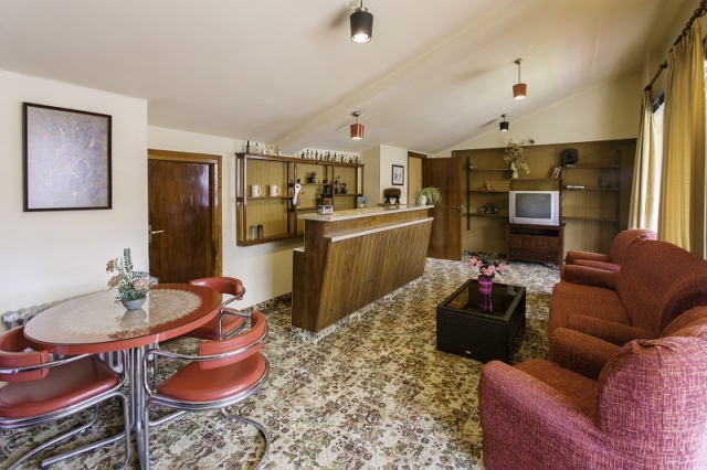 Sala de estar con barra en la planta superior