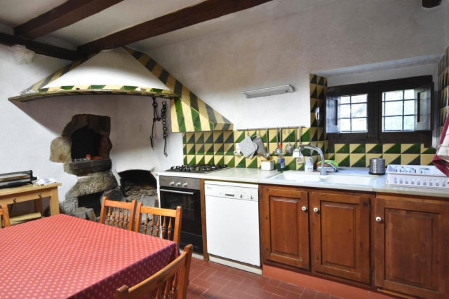 Cocina con mesa en el centro