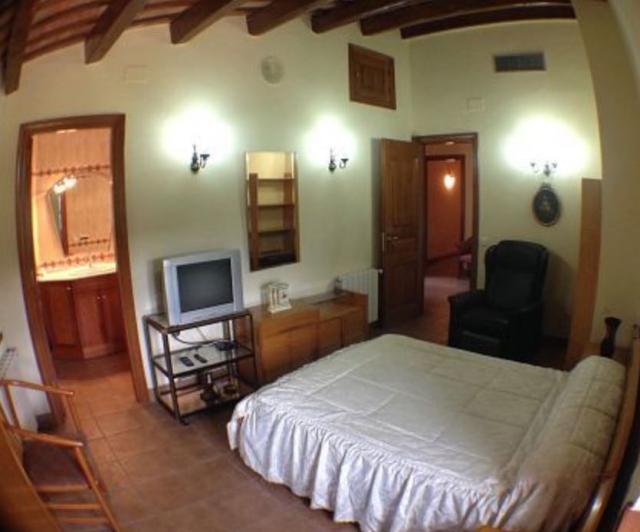 Dormitorio con cama