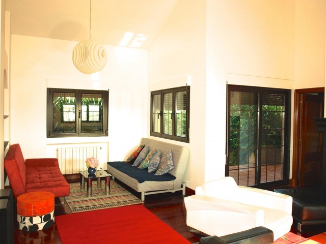 Sala de estar con varios sillones que se hacen cama