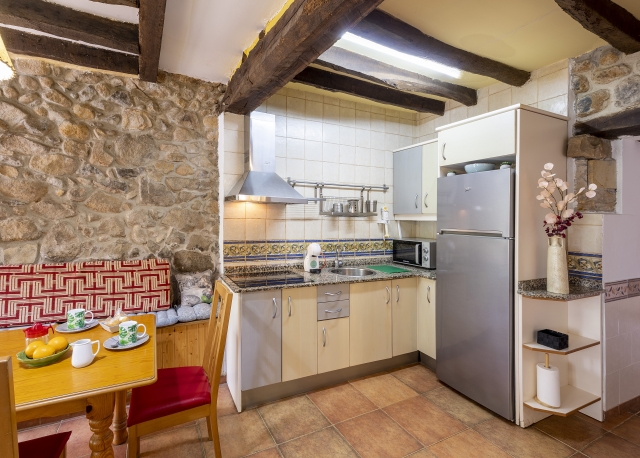 Cocina con mesa de madera