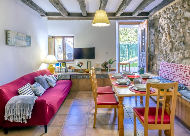 Salon y mesa de madera