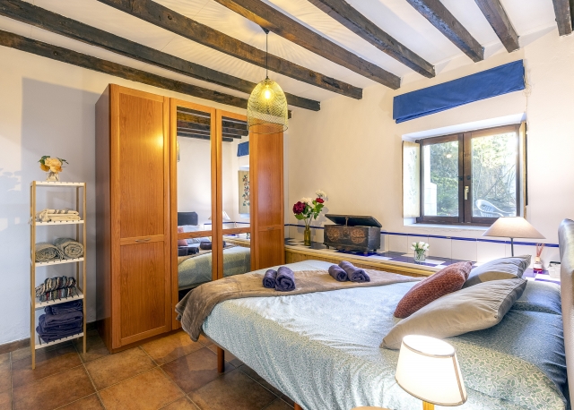 Dormitorio amplio y armario