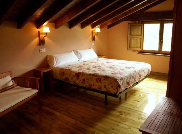 Dormitorio de matrimonio con suelos de madera
