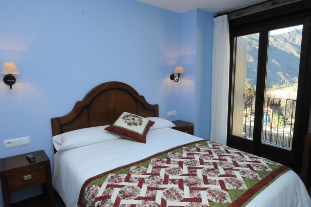 Dormitorio con balcones