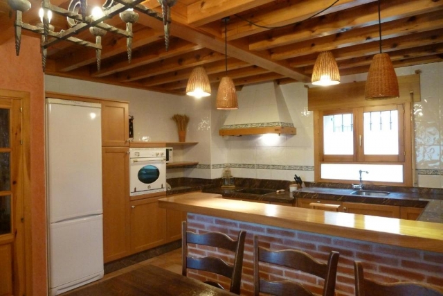 Cocina americana con mesa