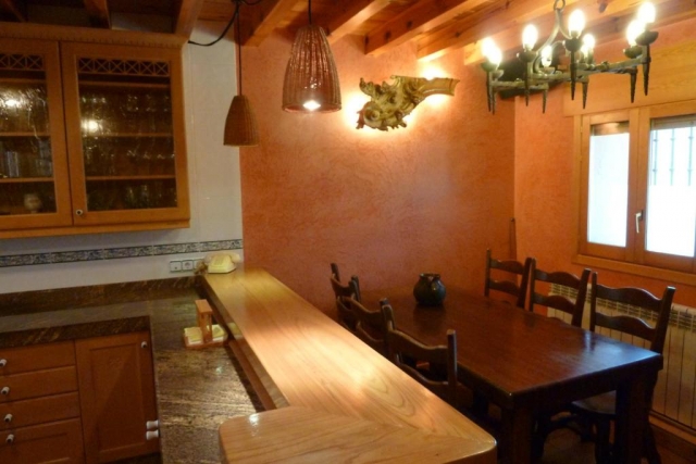 Cocina americana y mesa